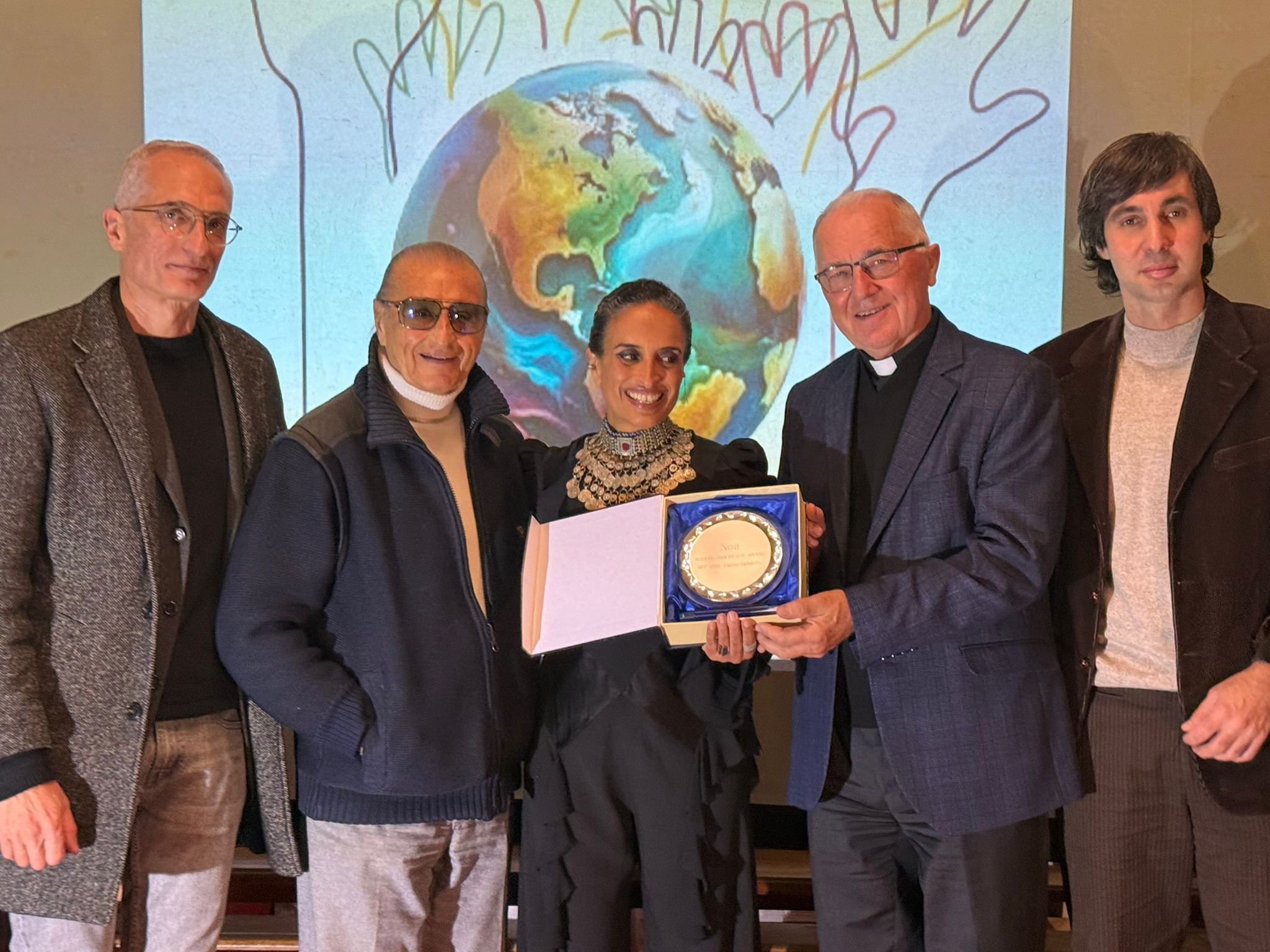 Il talento di Noa e la leggenda di Tony Renis seducono il pubblico di Castel Gandolfo e gli studenti della scuola Paolo VI per l’HFF 2025